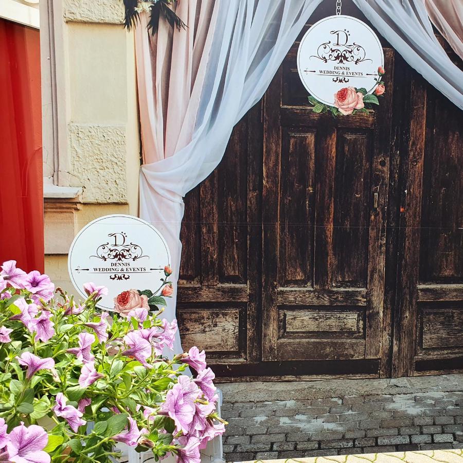Hotel Dennis Mediaş Dış mekan fotoğraf