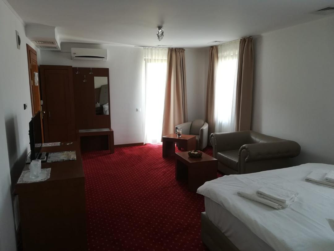Hotel Dennis Mediaş Dış mekan fotoğraf