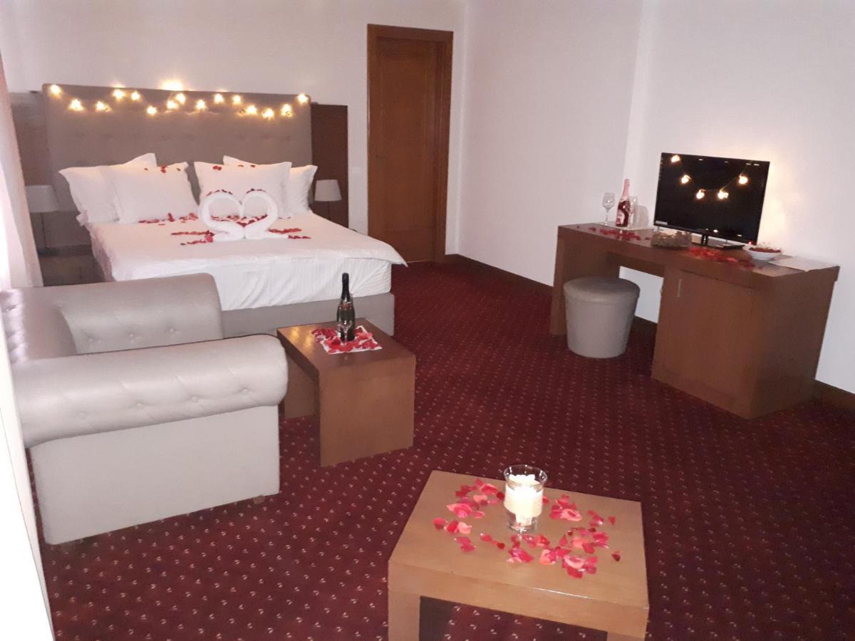 Hotel Dennis Mediaş Dış mekan fotoğraf
