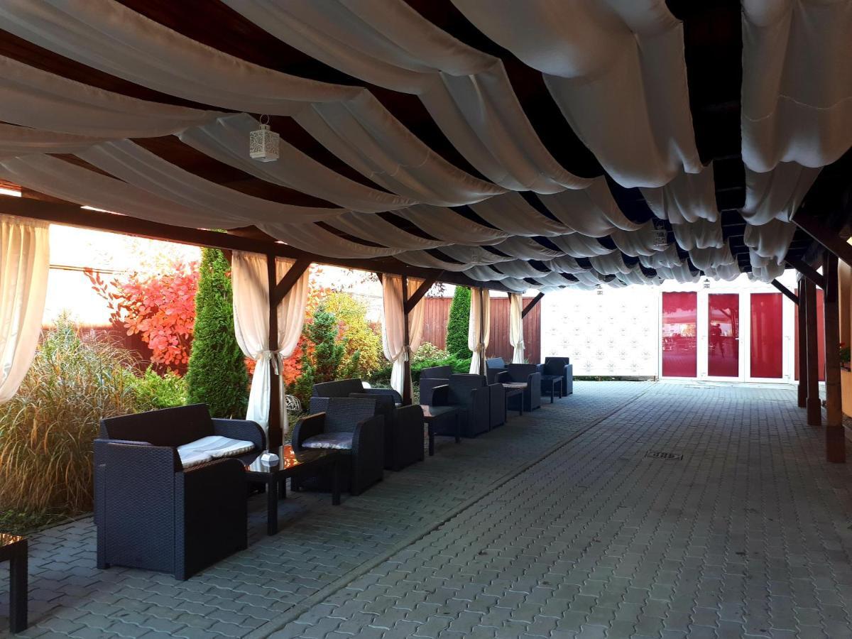 Hotel Dennis Mediaş Dış mekan fotoğraf